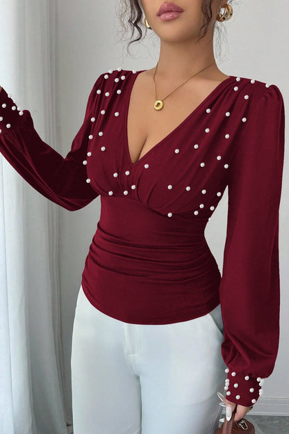 Camiseta sexy de manga larga con cuello de pico, fruncido en la cintura y detalles de perlas