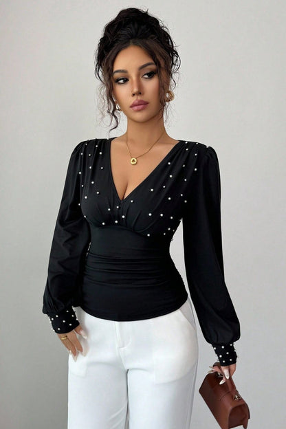 Camiseta sexy de manga larga con cuello de pico, fruncido en la cintura y detalles de perlas