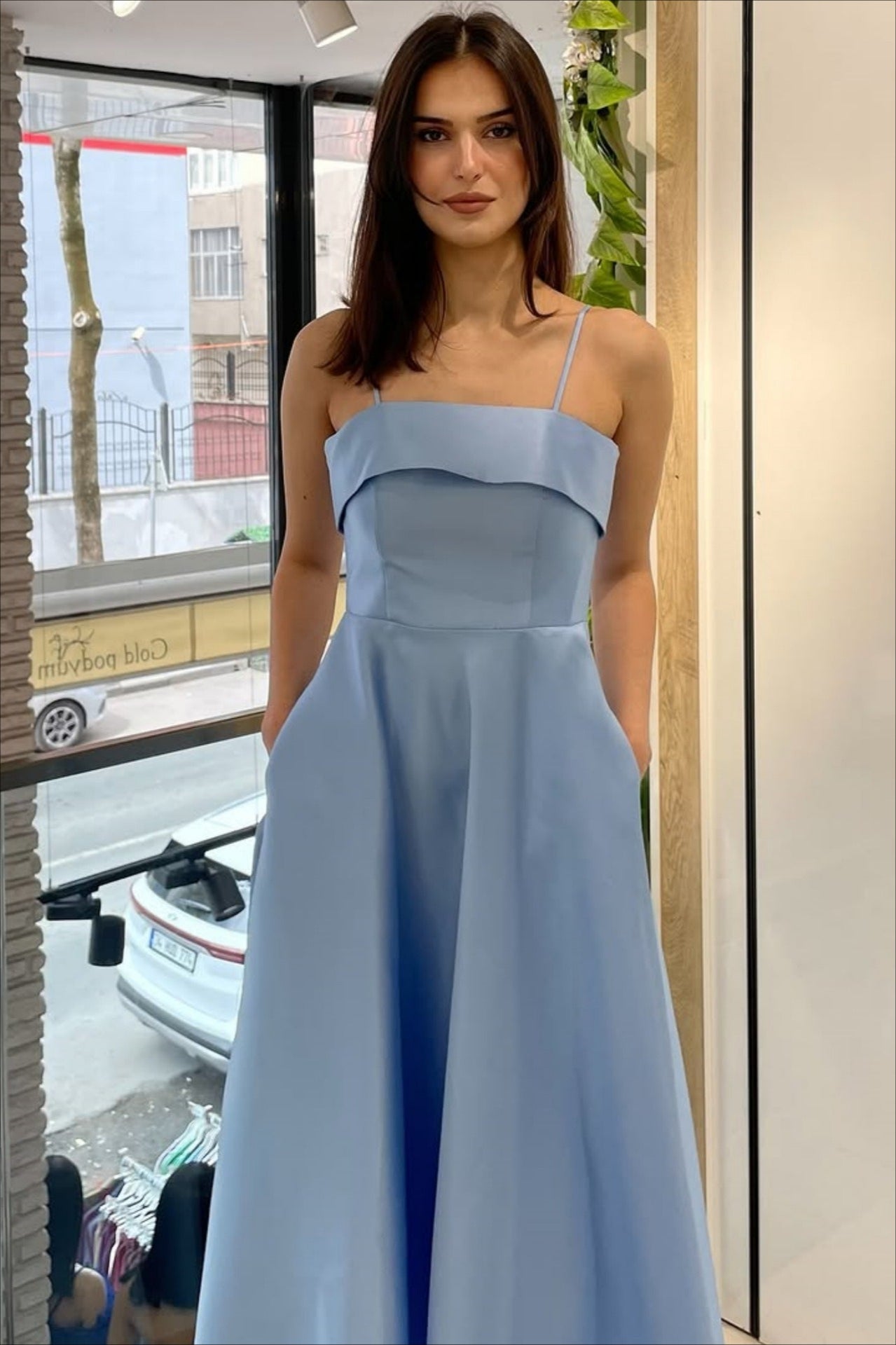 Elegante vestido de noche vintage de satén liso