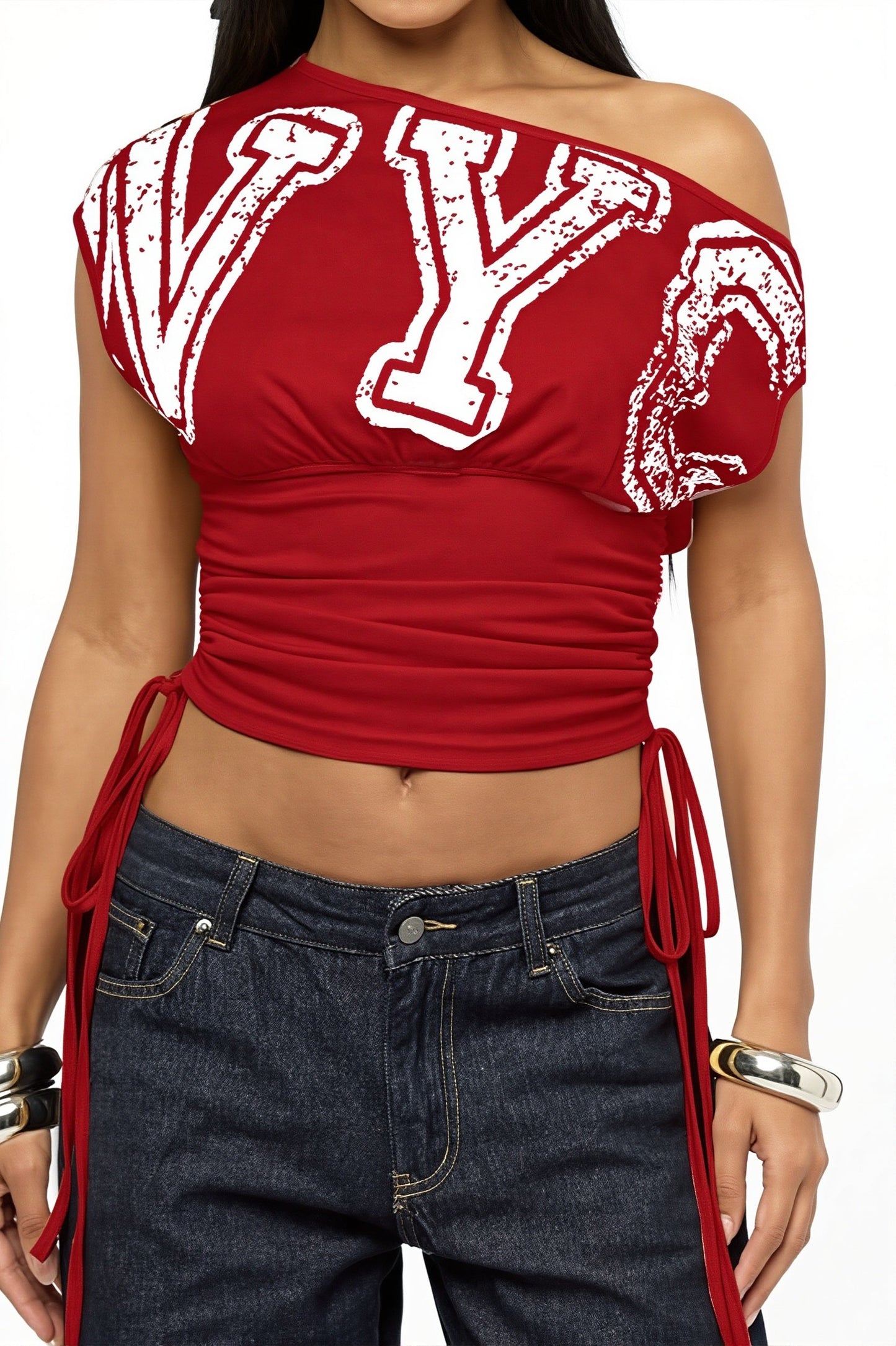 Camiseta con fruncido y letras, y abertura en el hombro