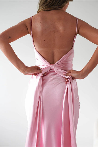 Vestido de fiesta sin espalda con lazo de satén
