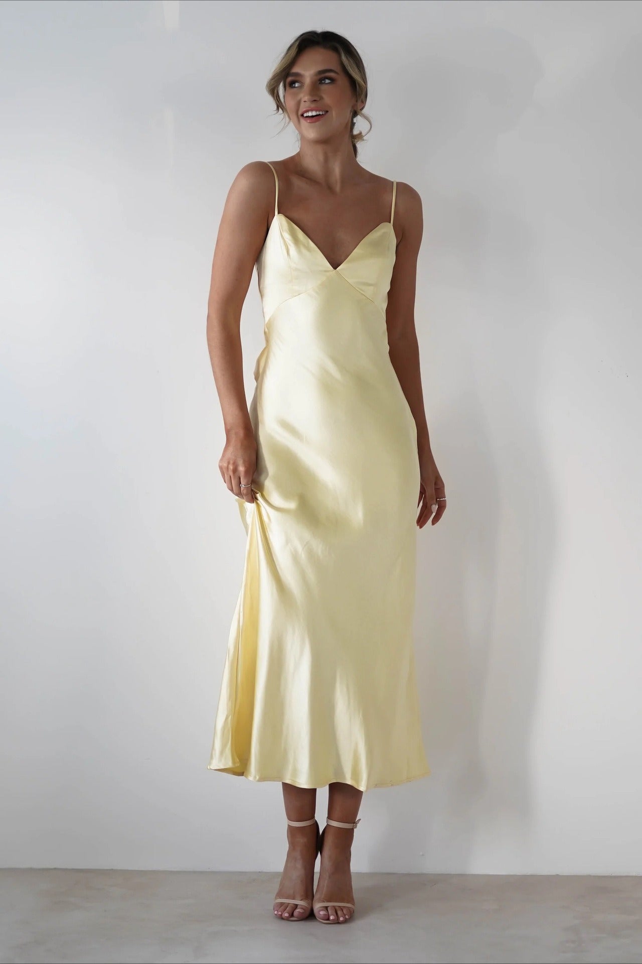 Vestido de fiesta sin espalda con lazo de satén