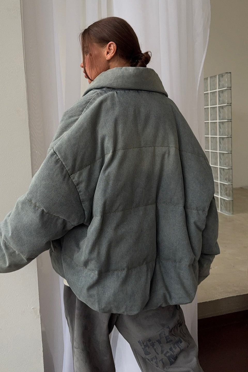 Chaqueta acolchada de cuello alto de mezclilla lavada