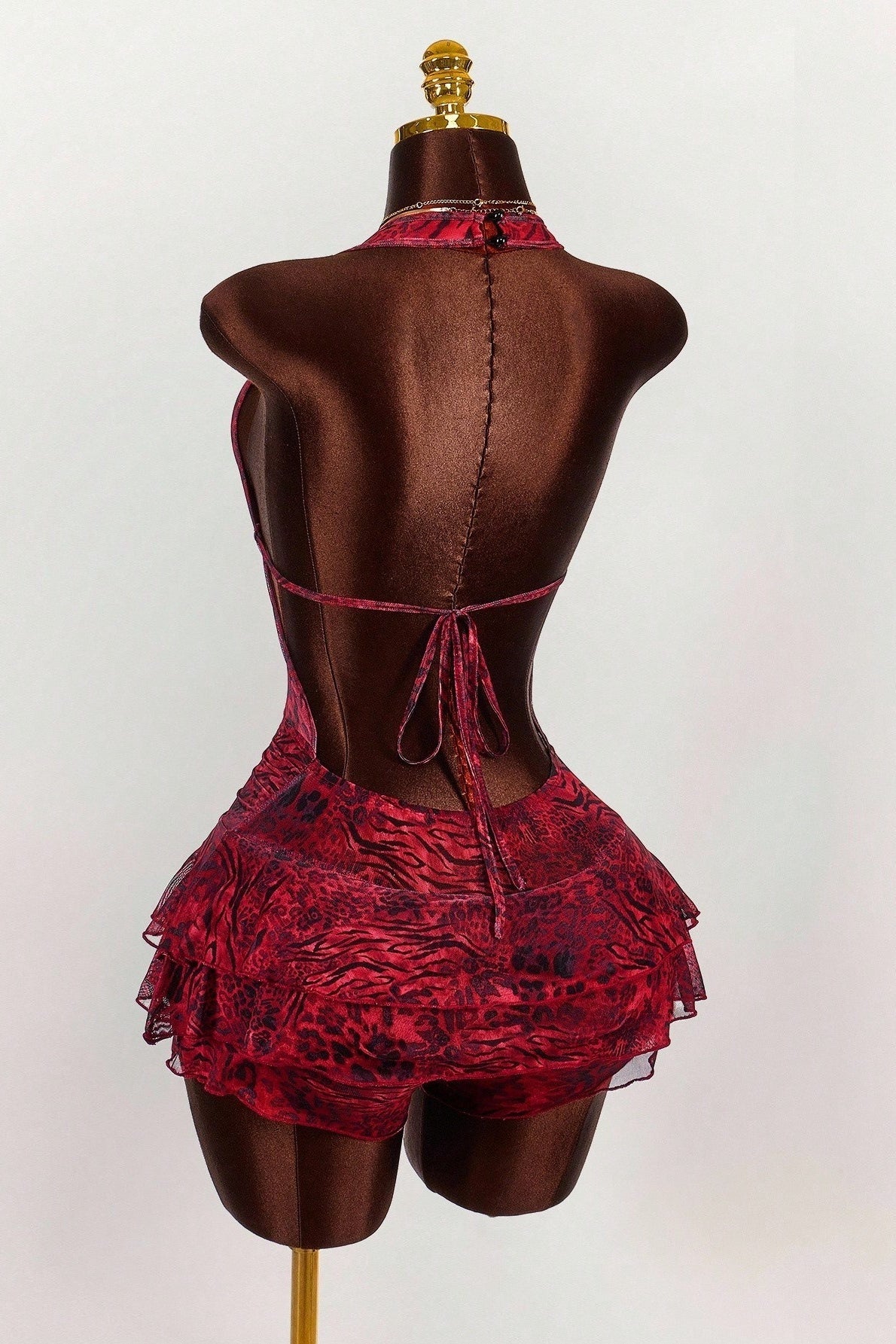 Minivestido sexy con estampado de leopardo, cuello halter y volantes escalonados