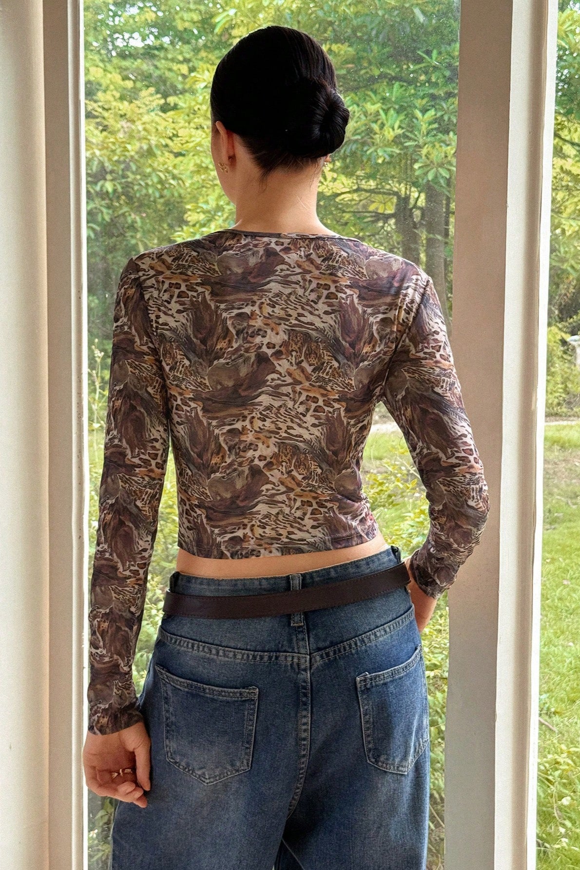 Camiseta transparente de manga larga ajustada con estampado de leopardo de malla