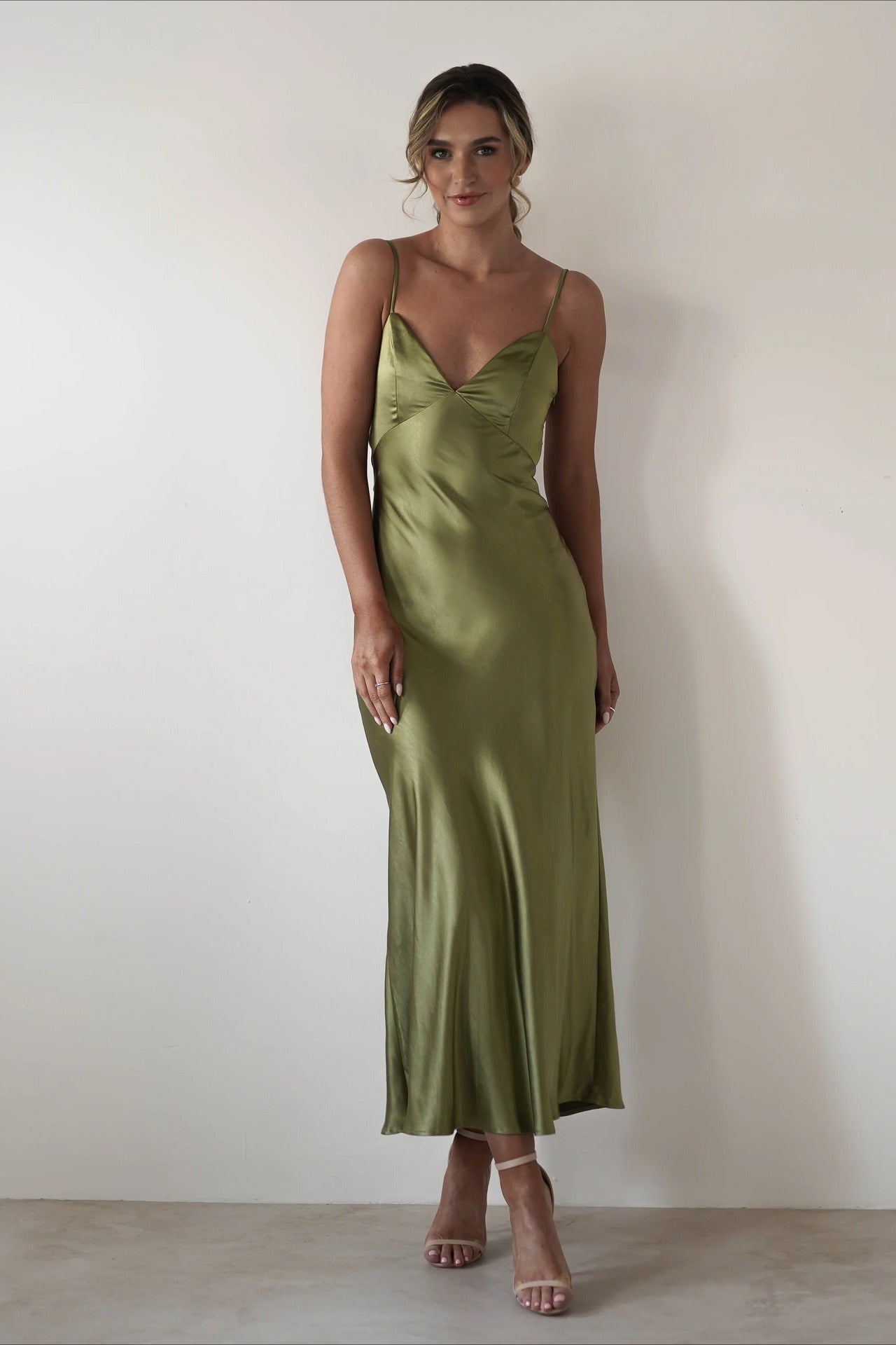Vestido de fiesta sin espalda con lazo de satén