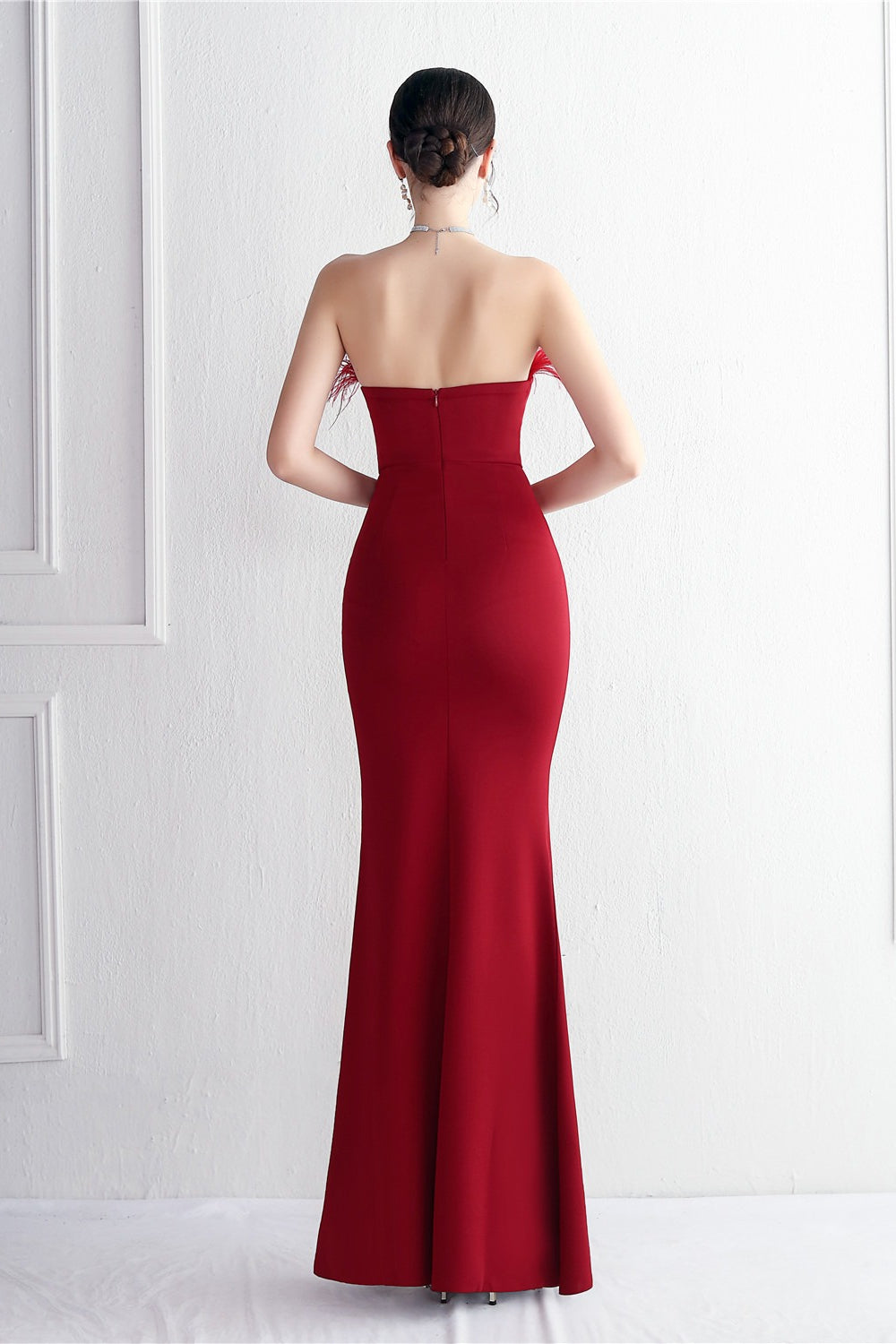 Vestido de fiesta elegante sin tirantes con ribete de plumas
