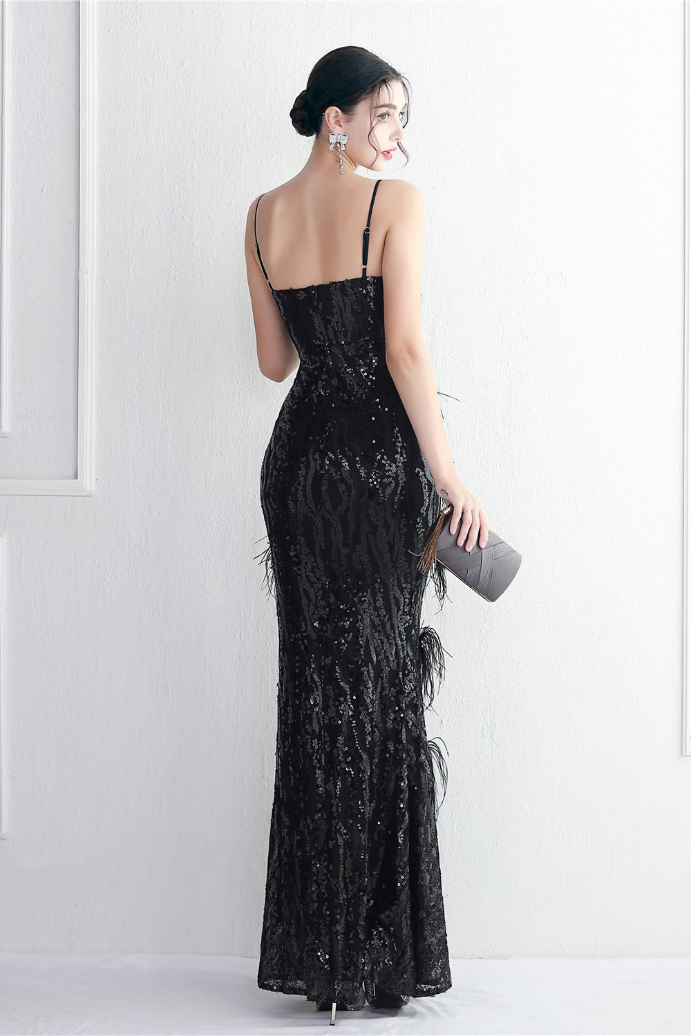 Vestido de noche ajustado con intrincados abalorios