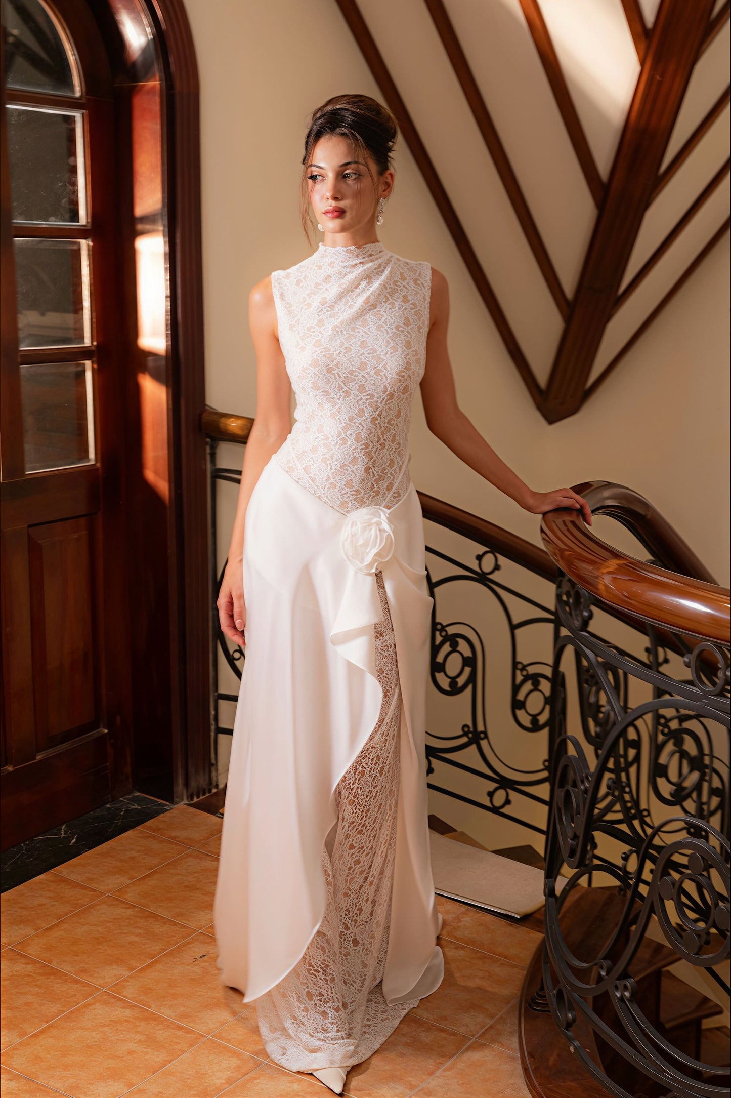 Vestido de recepción sin mangas con cuello alto y encaje de flores