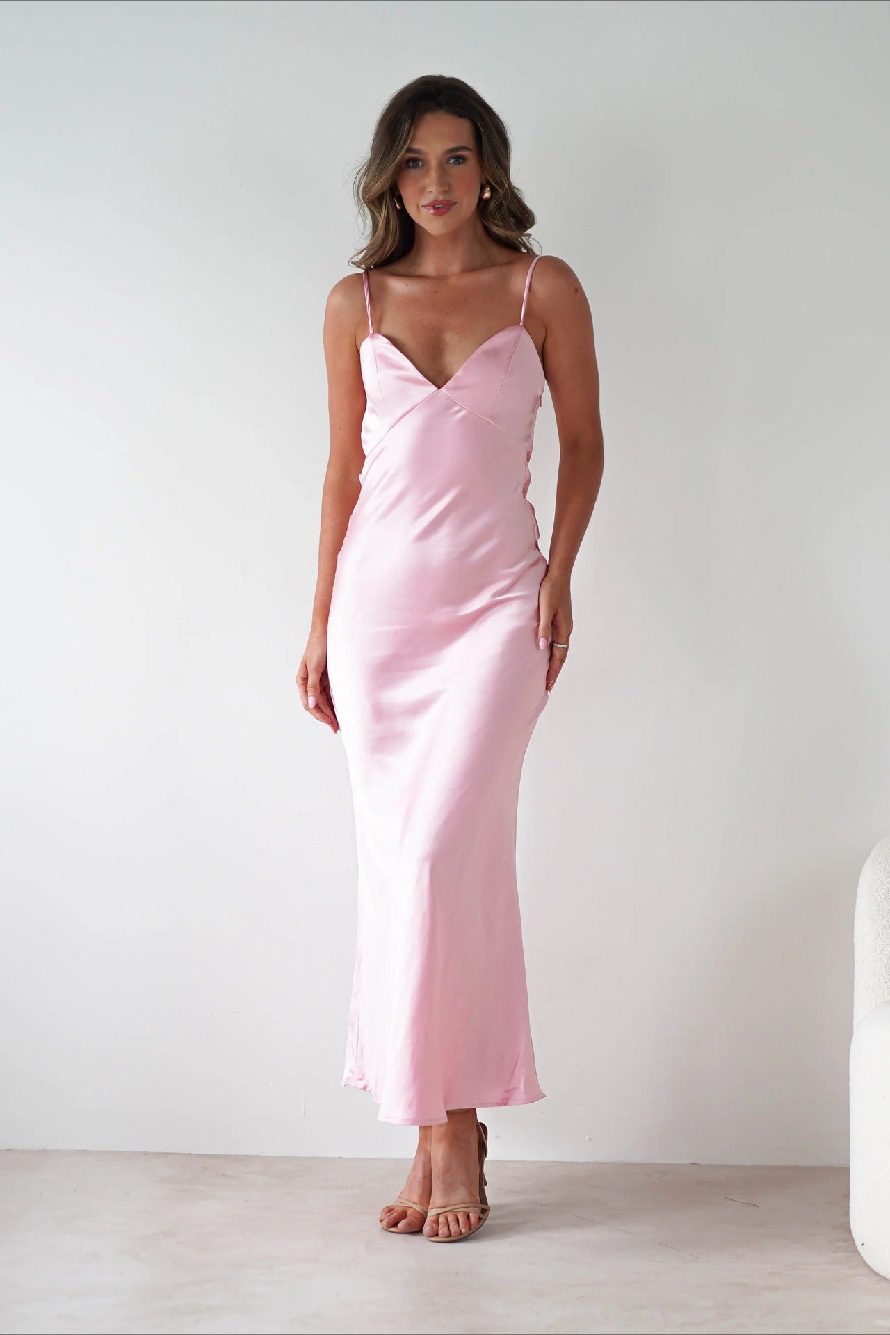 Vestido de fiesta sin espalda con lazo de satén