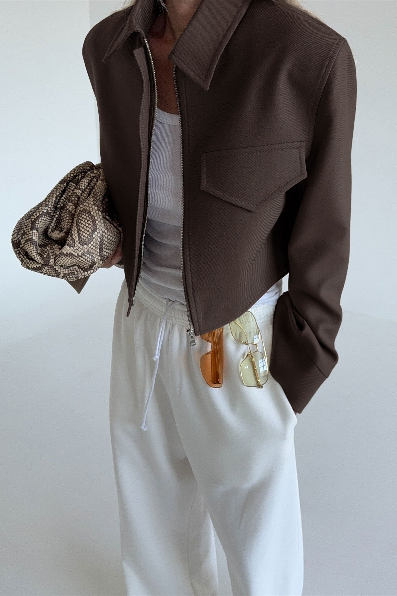 Chaqueta corta marrón con cremallera