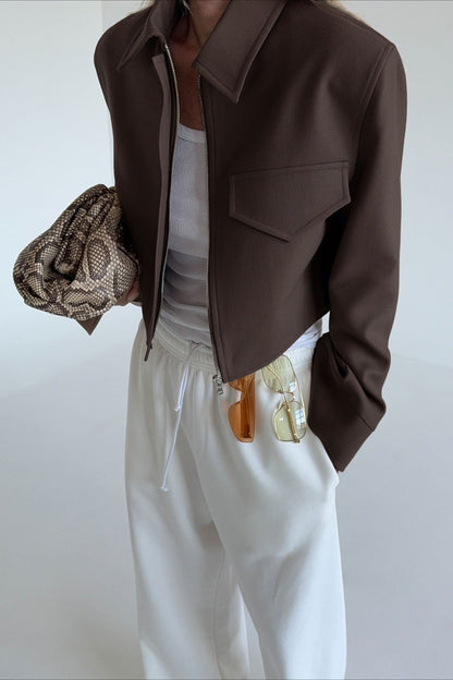 Chaqueta corta marrón con cremallera
