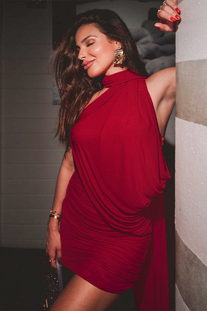 Vestido cóctel ceñido con cuello con lazo y transparencias