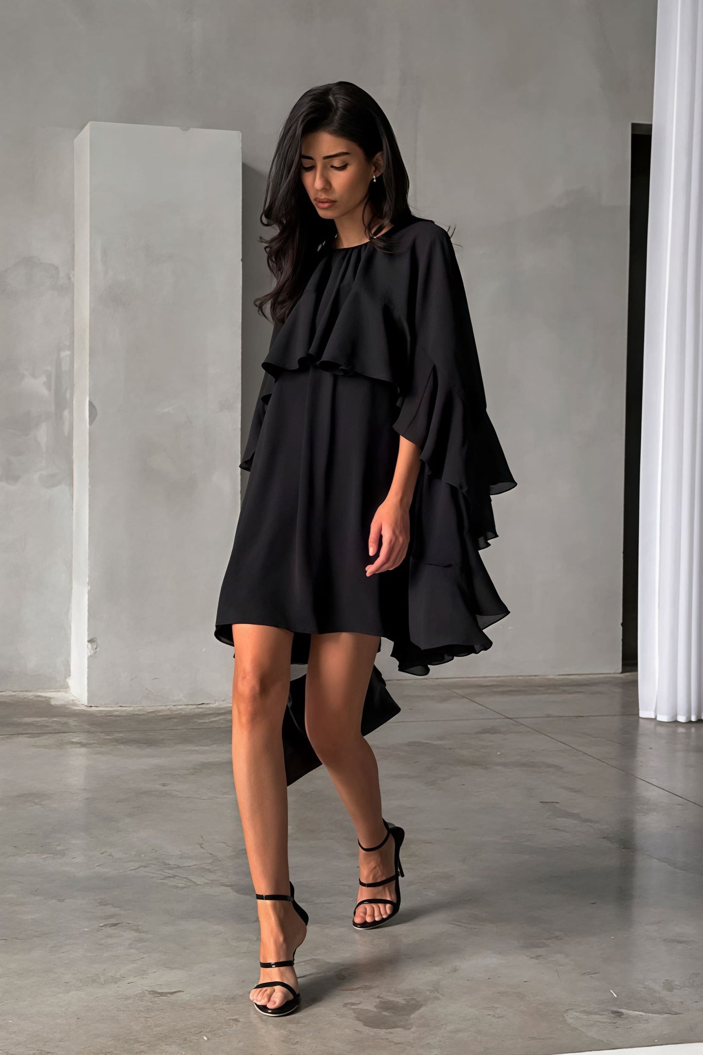Minivestido Elegante con Capa de Volantes y Manga Media