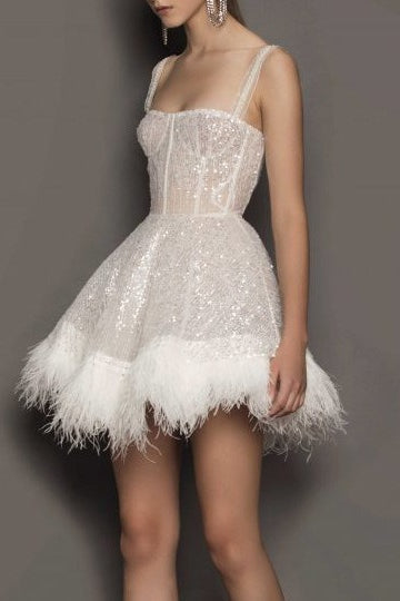 Vestido de fiesta sin tirantes con plumas y lentejuelas