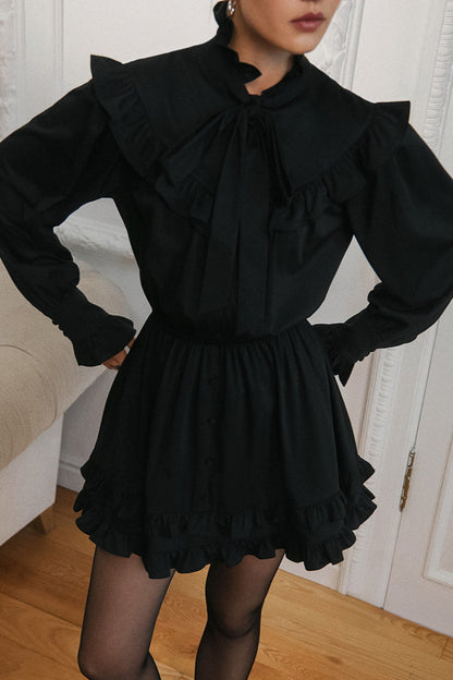 Vestido mini acampanado de manga larga con cordones y elegante corbatín