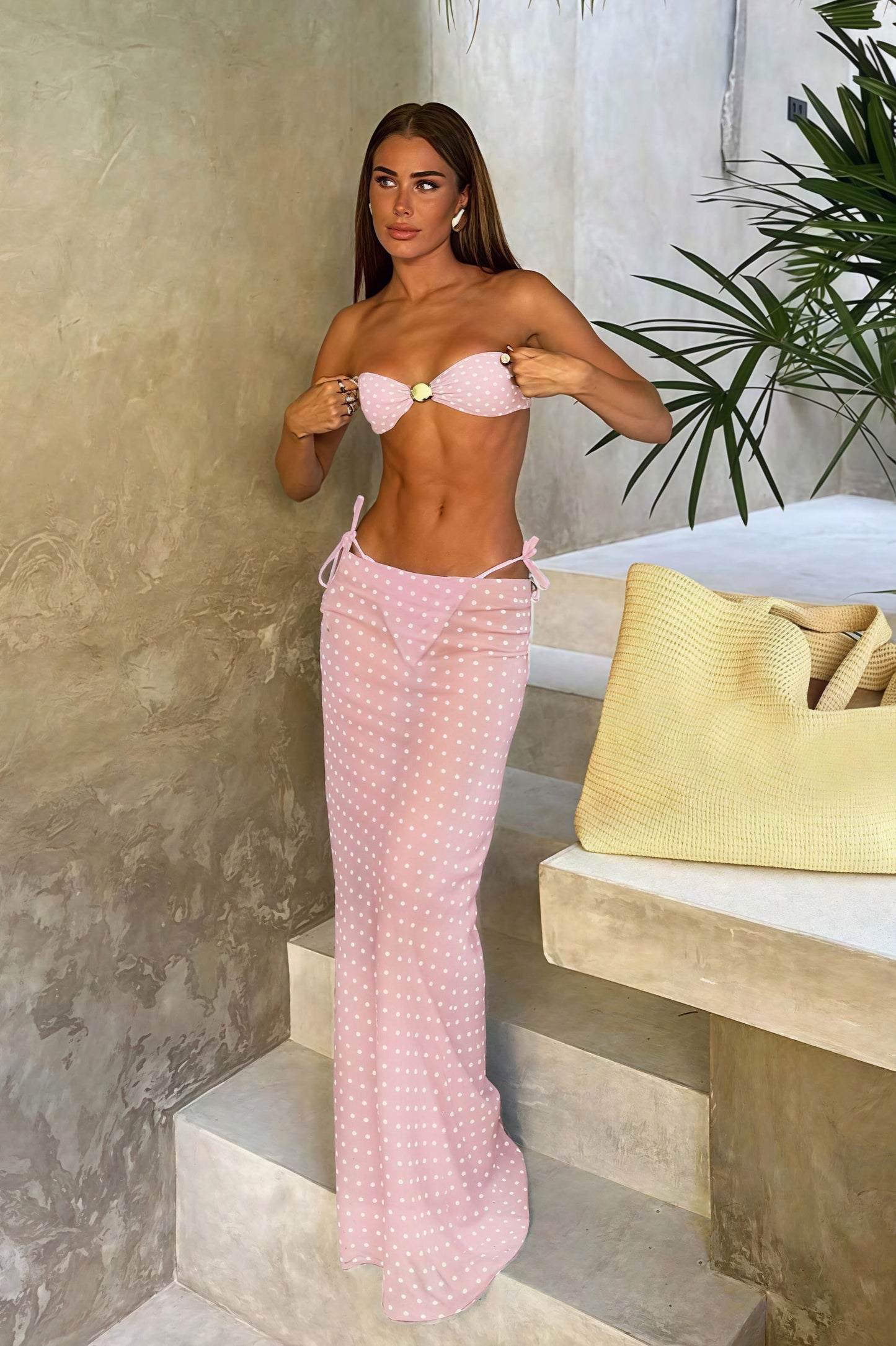 Conjunto de baño de tres piezas con falda de malla y lunares sexy