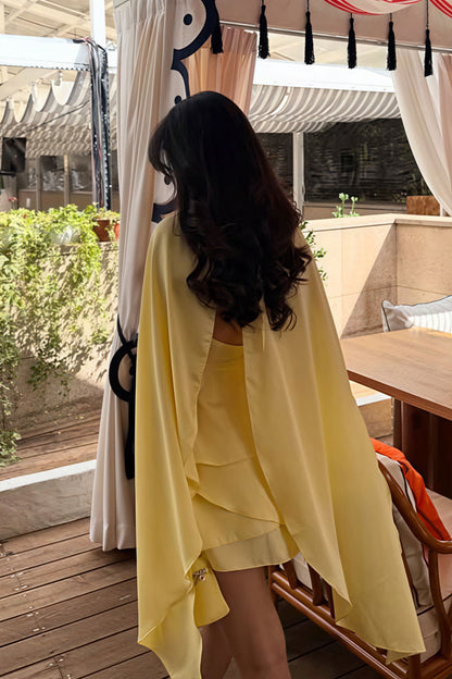 Minivestido de raso liso con tirantes finos y volantes