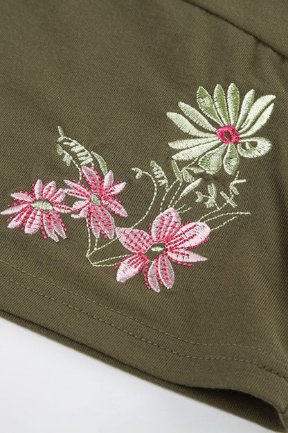 Camiseta bordada floral con cuello de pico cruzado