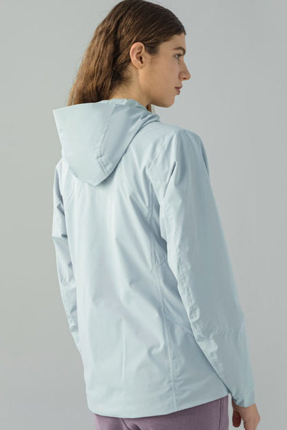 Chaqueta con capucha cortavientos con forro polar