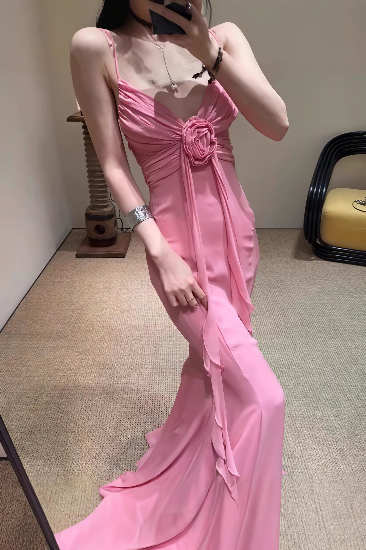 Vestido maxi sin espalda con tirantes finos y rosas 3D