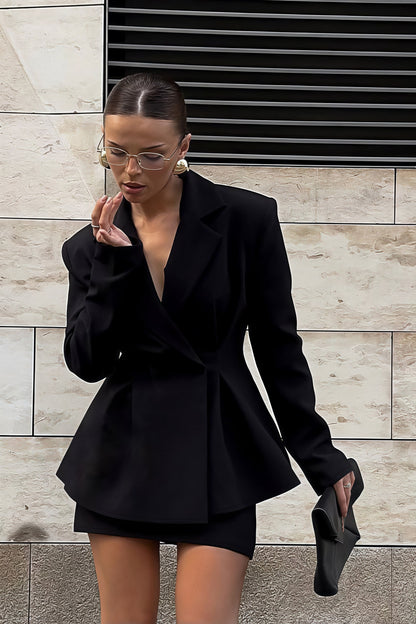 Traje elegante de dos piezas con falda y blazer ajustado que realza la cintura