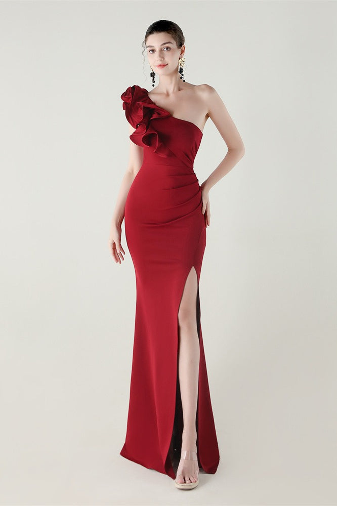 Vestido de fiesta de satén con volantes florales y un solo hombro