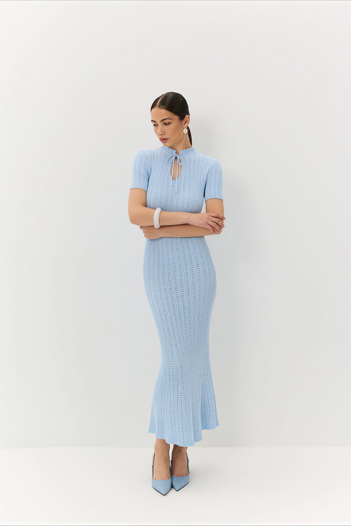 Vestido maxi de punto ajustado de manga corta con cuello redondo y colores dulces