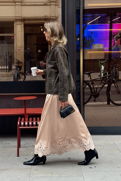 Elegante falda evasé con ribete de encaje