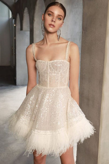 Vestido de fiesta sin tirantes con plumas y lentejuelas