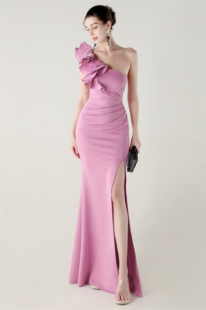 Vestido de fiesta de satén con volantes florales y un solo hombro