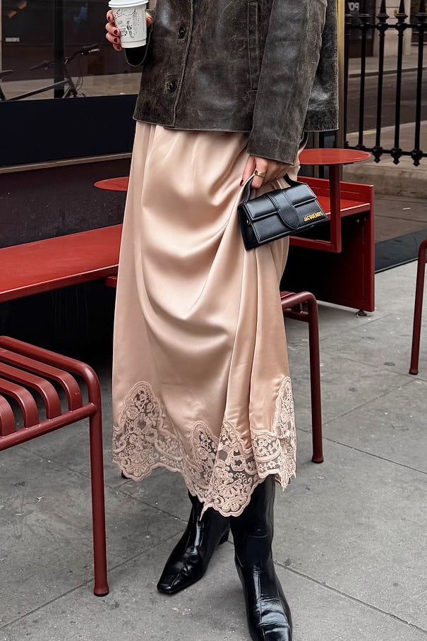 Elegante falda evasé con ribete de encaje