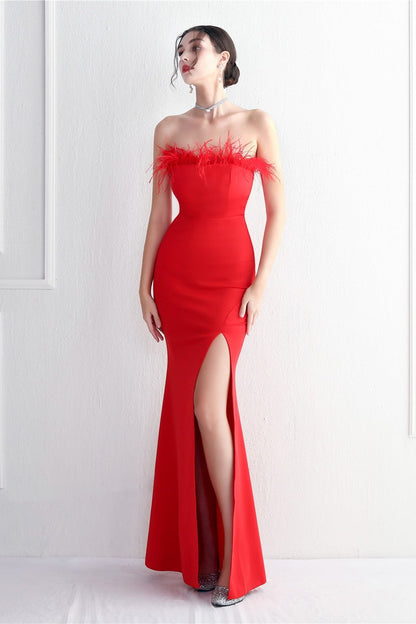 Vestido de fiesta elegante sin tirantes con ribete de plumas