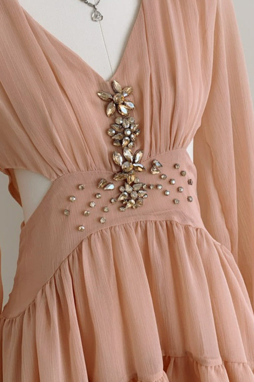 Elegante minivestido de chifón con cuello en V profundo, aberturas en la cintura y pedrería
