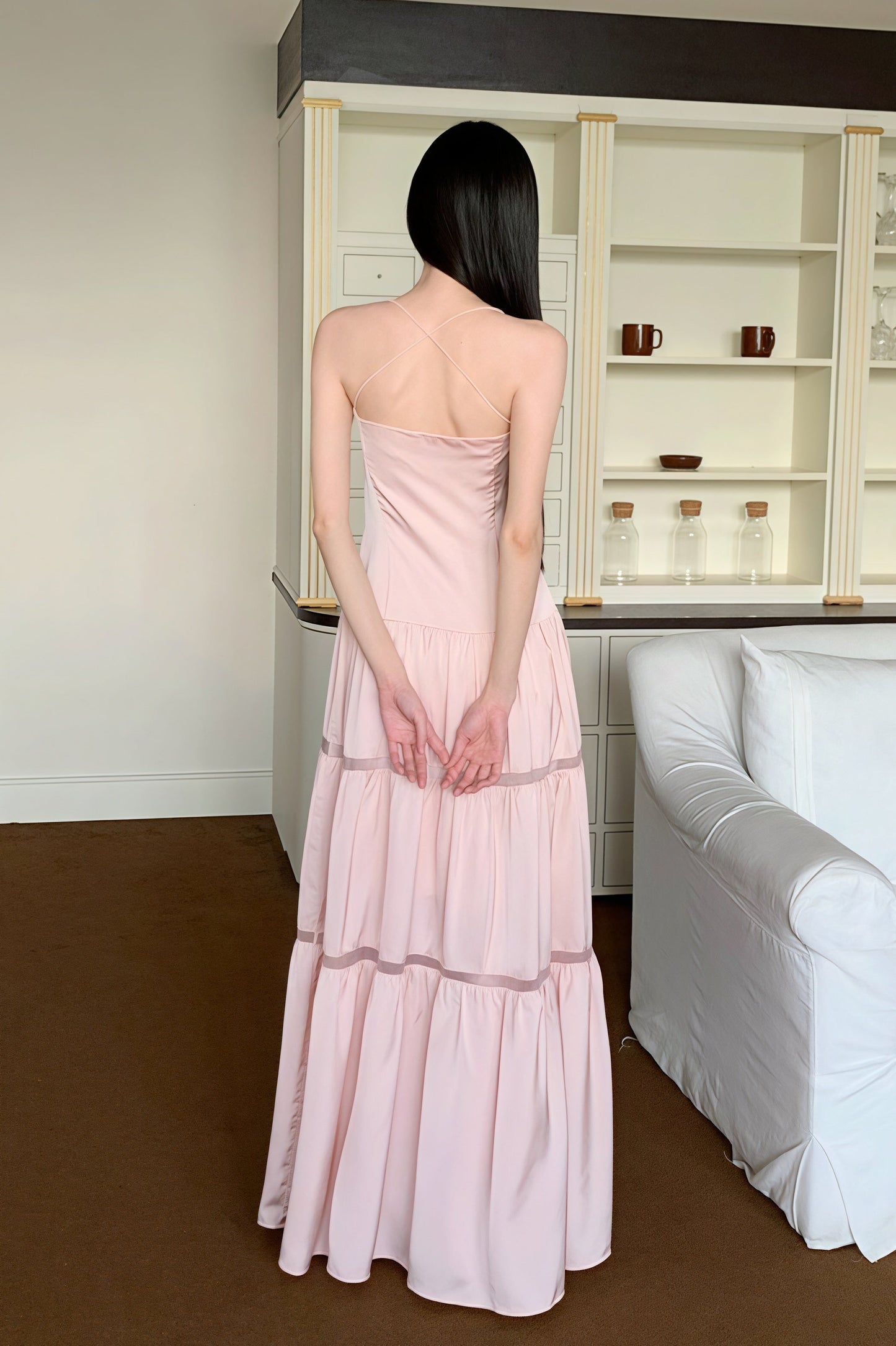 Vestido largo de satén rosa con tirantes finos sin tirantes