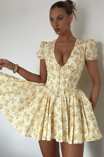 Minivestido fruncido con cuello de pico y estampado floral