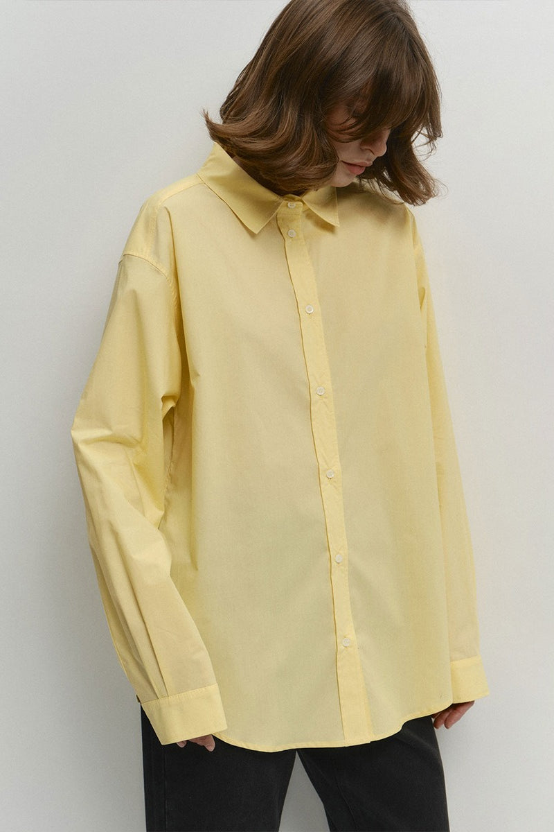 Camisa suelta de algodón amarilla con botones para ir al trabajo