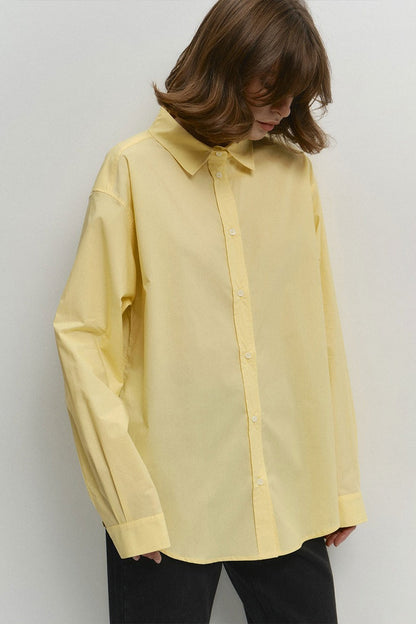 Camisa suelta de algodón amarilla con botones para ir al trabajo