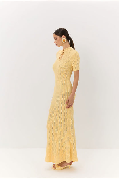 Vestido maxi de punto ajustado de manga corta con cuello redondo y colores dulces