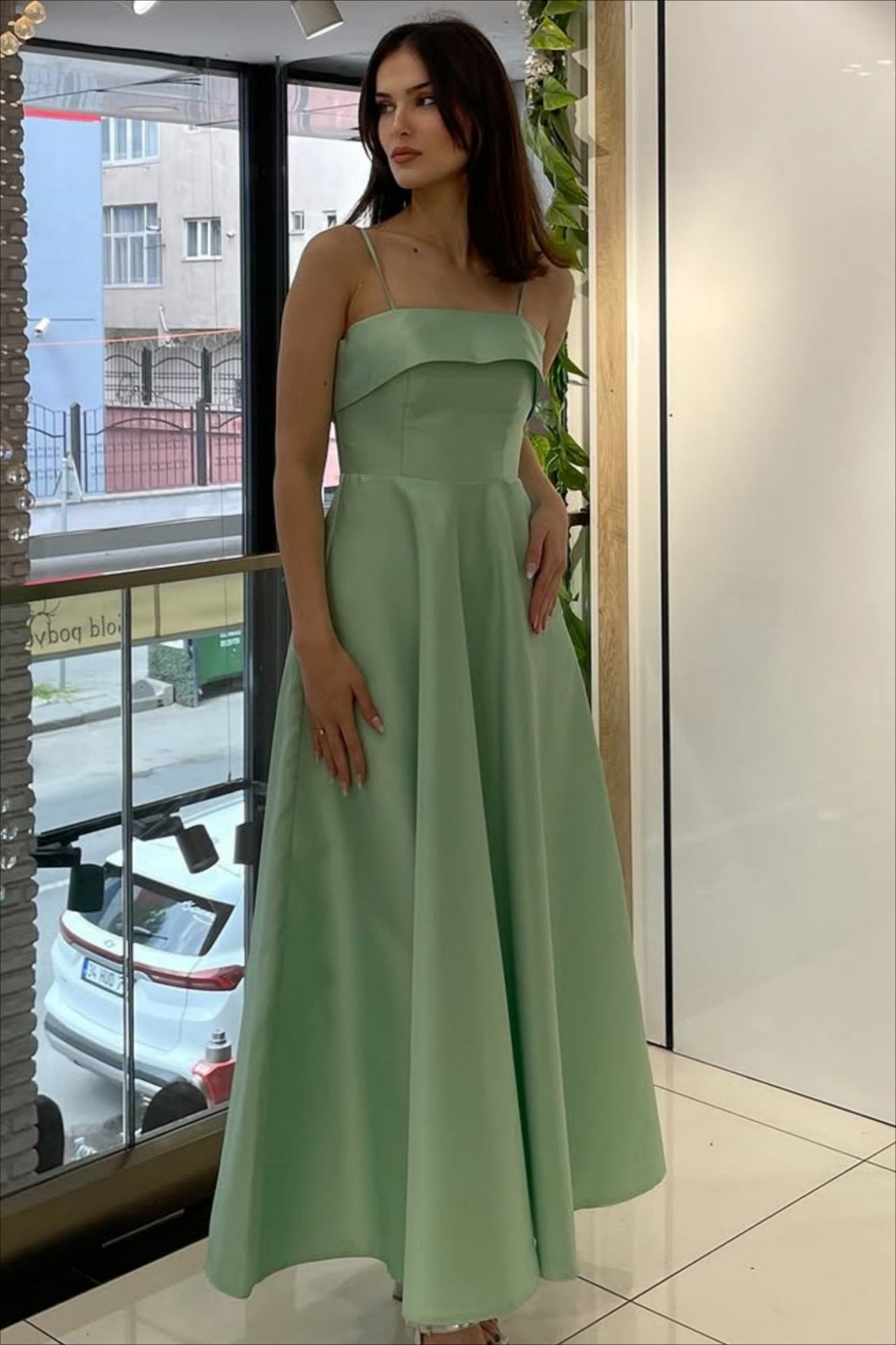 Elegante vestido de noche vintage de satén liso