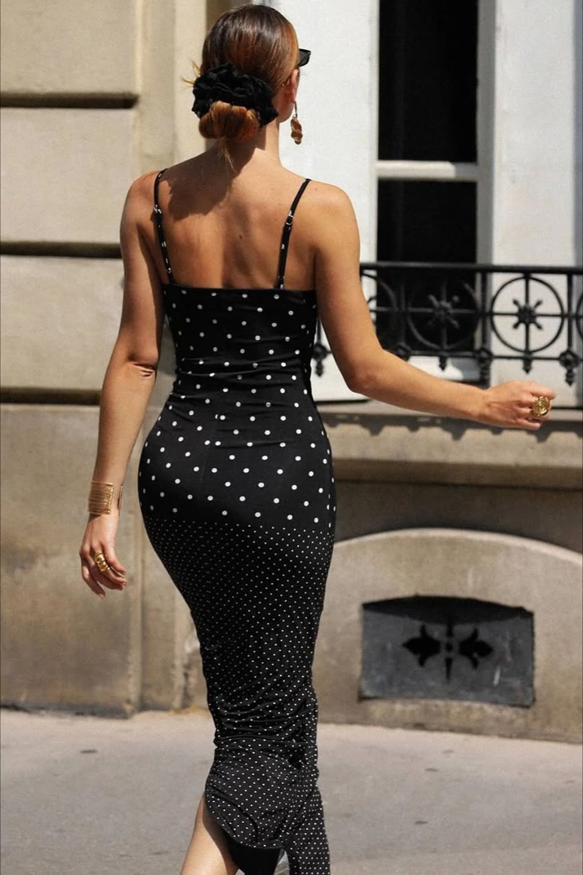 Vestido largo ajustado de lunares con tirantes