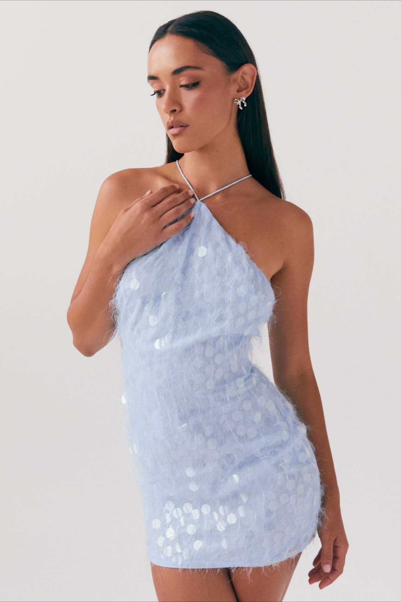 Vestido de fiesta sin espalda con lentejuelas, cuello halter y cordones