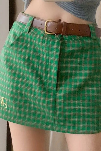 Falda a cuadros de talle bajo con bordado de letras