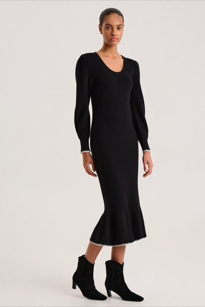 Vestido de suéter con volantes y ribete en contraste