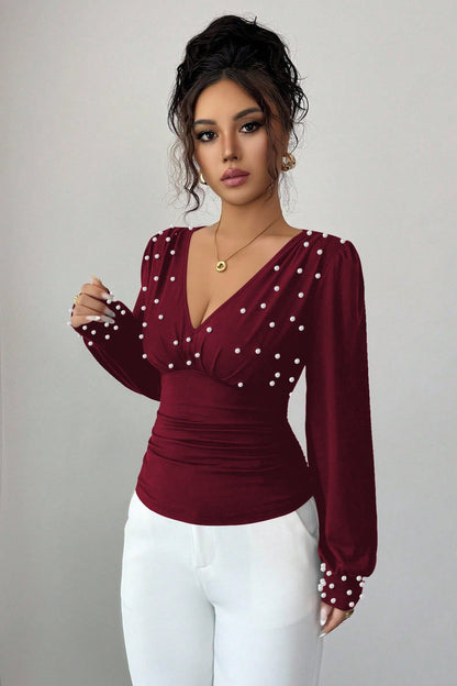 Camiseta sexy de manga larga con cuello de pico, fruncido en la cintura y detalles de perlas