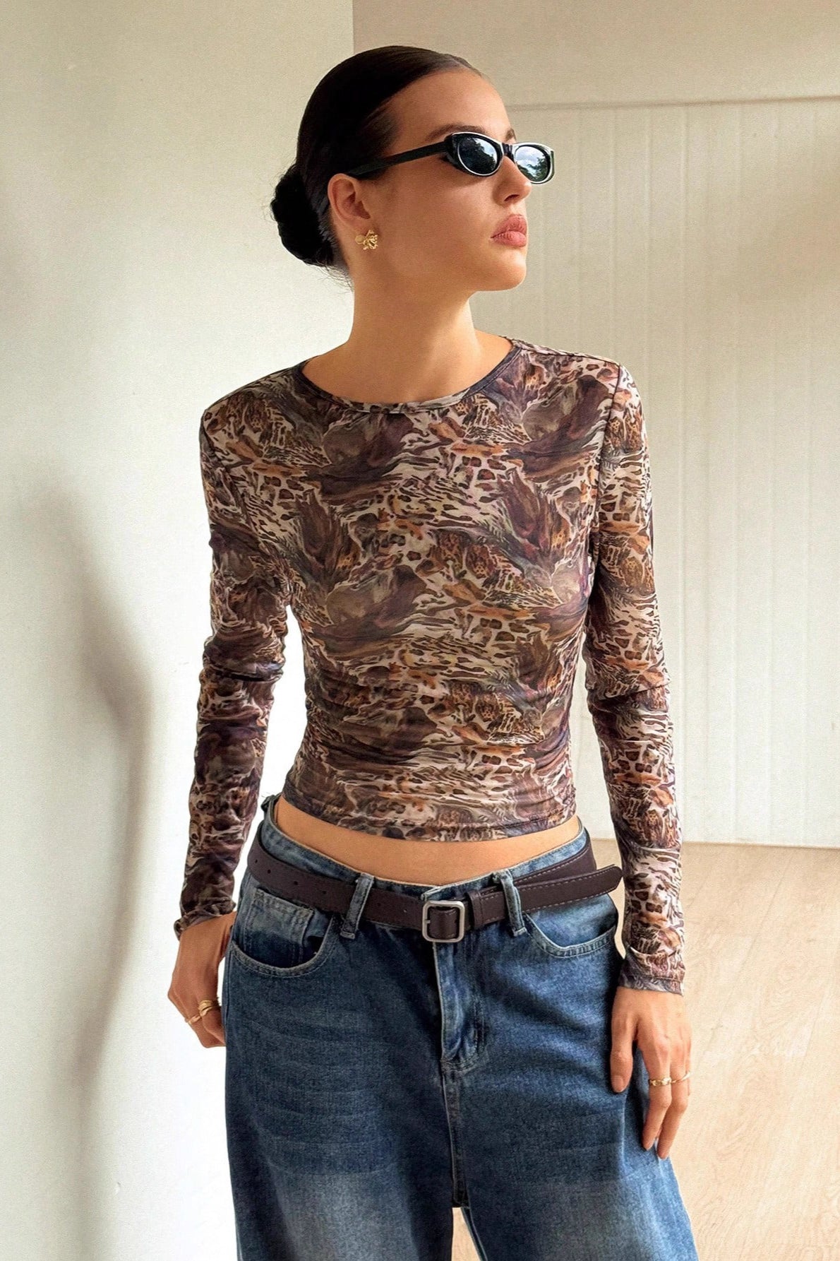 Camiseta transparente de manga larga ajustada con estampado de leopardo de malla