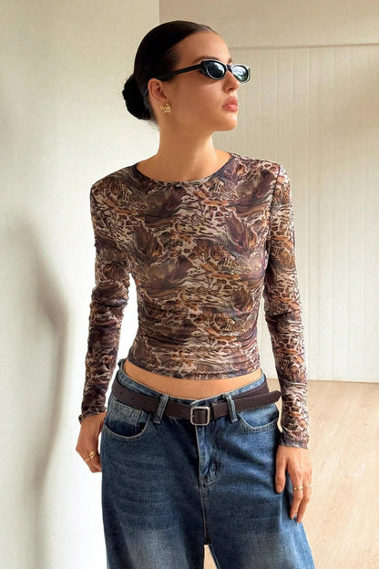 Camiseta transparente de manga larga ajustada con estampado de leopardo de malla