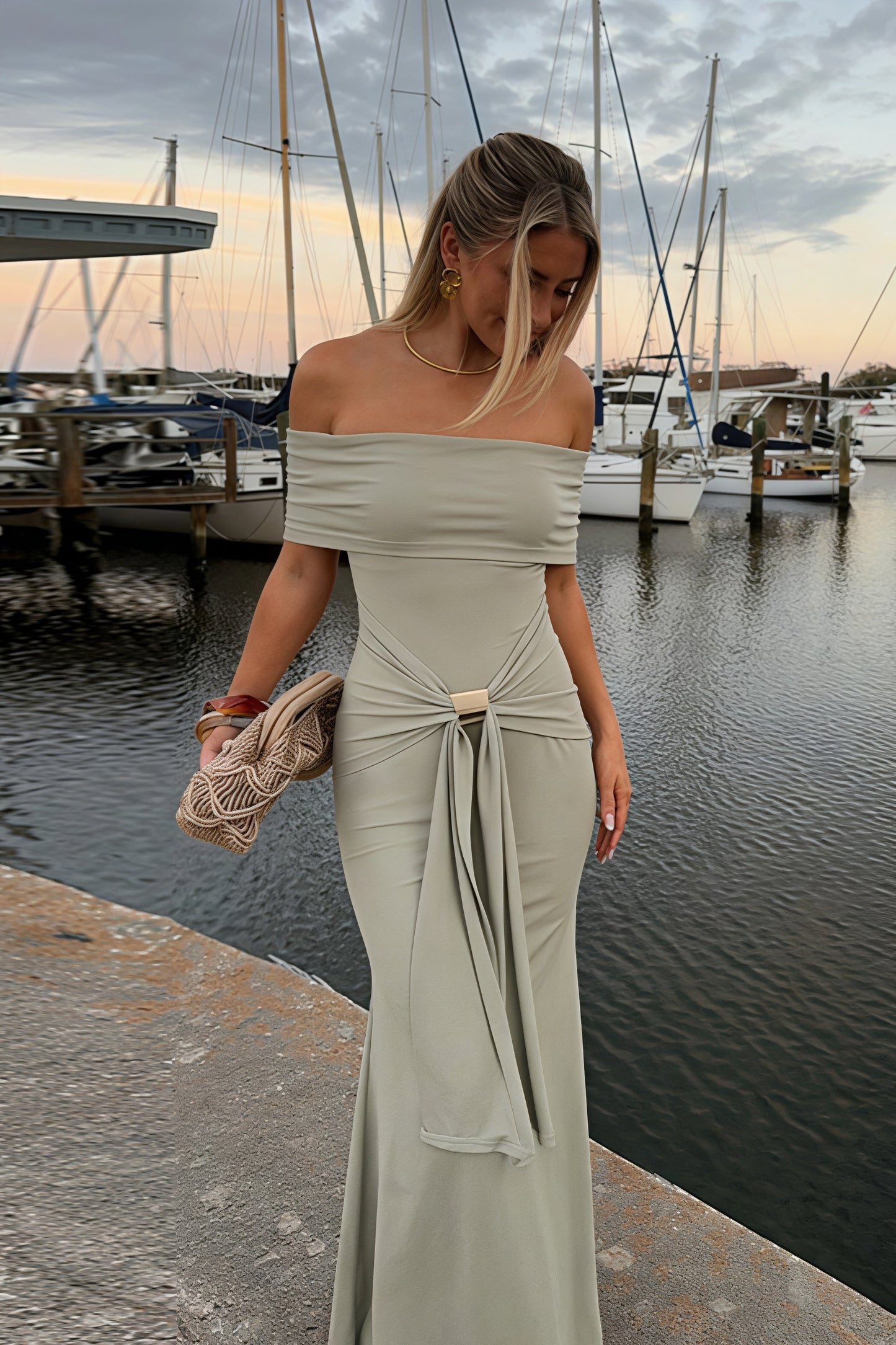 Vestido maxi ceñido con hombros descubiertos y tirantes anudados