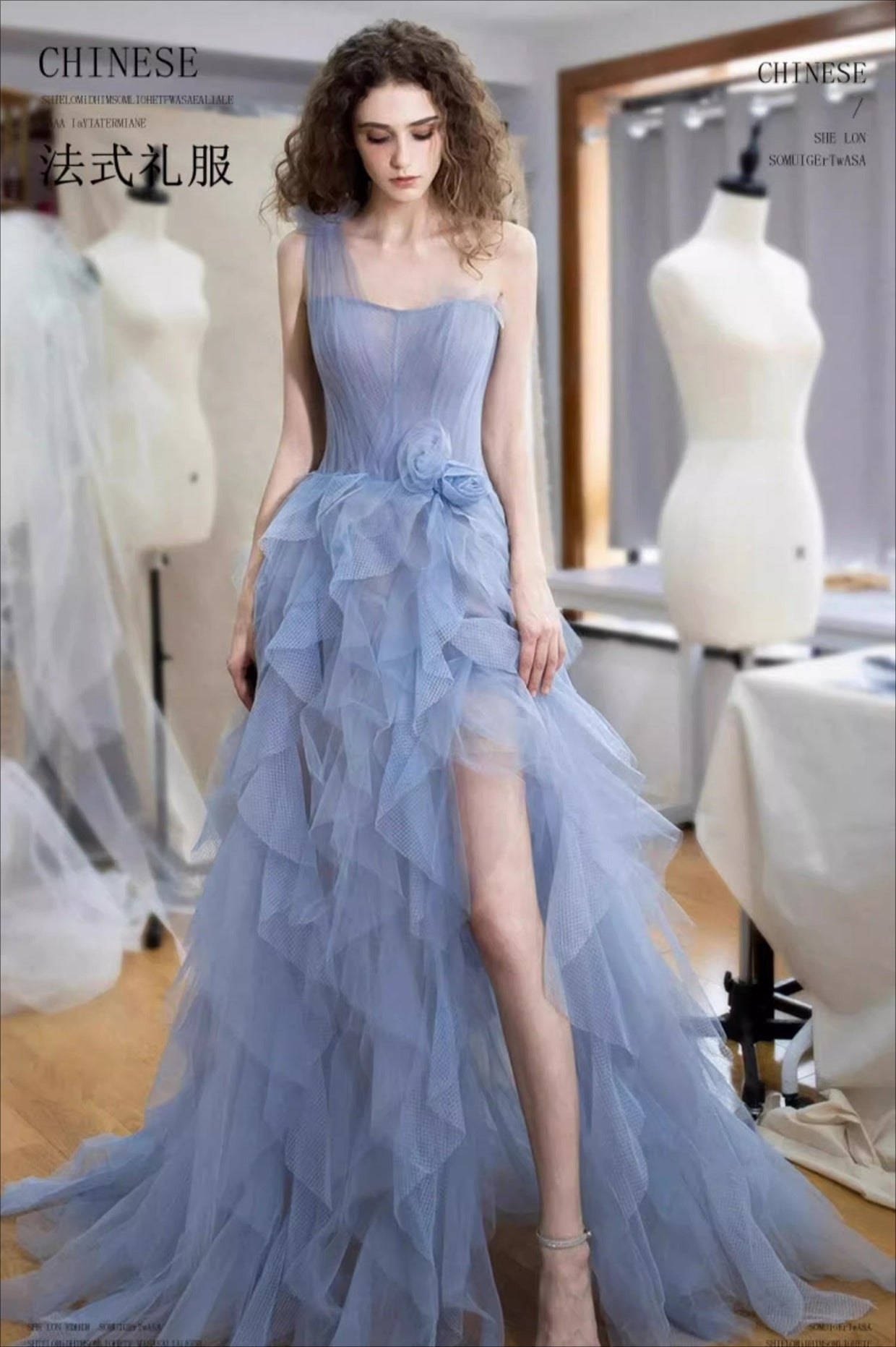 Vestido formal sin mangas con corsé azul