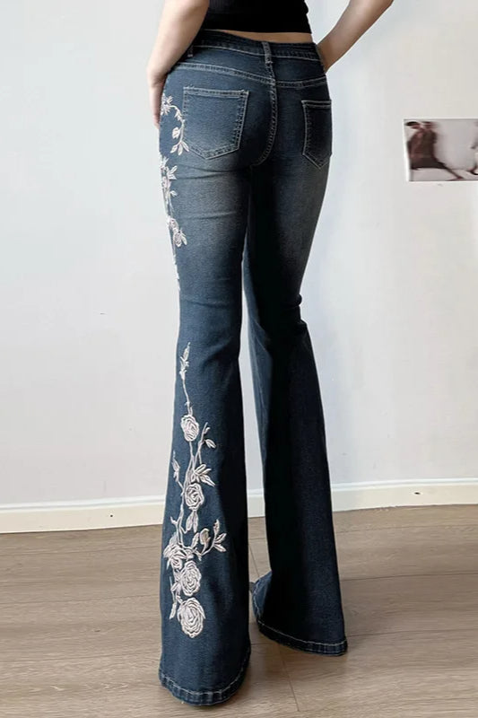 Vaqueros acampanados vintage bordados con plantas